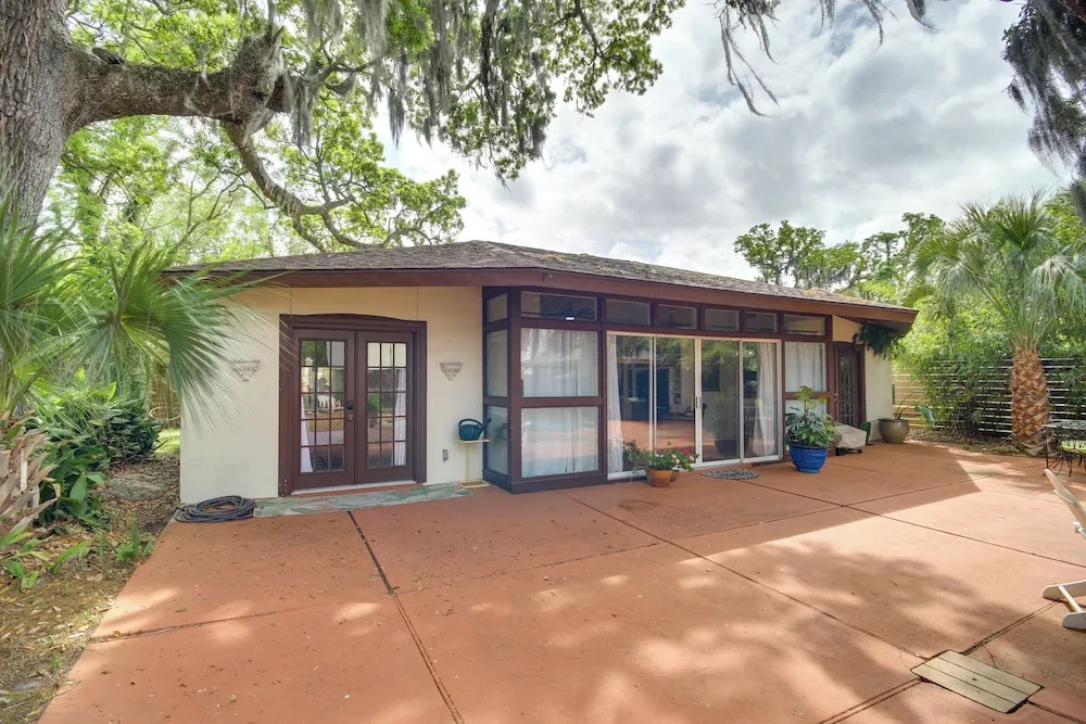 Walk to Beach! Romantic deja View Apt in Biloxi