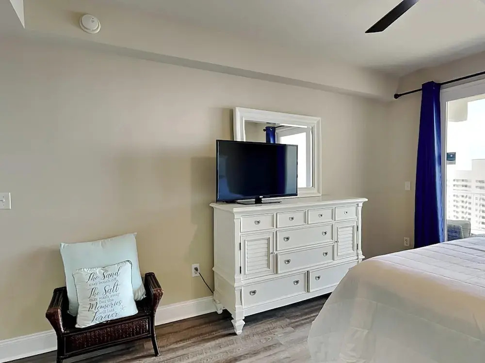 Laketown Wharf #1126