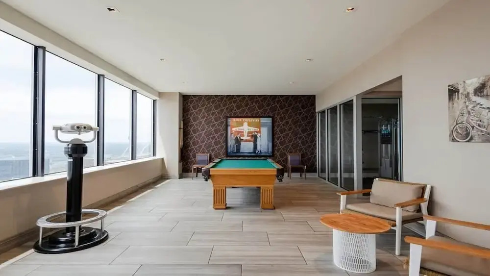 22nd FL Bold CozySuites w/pool, gym, roof