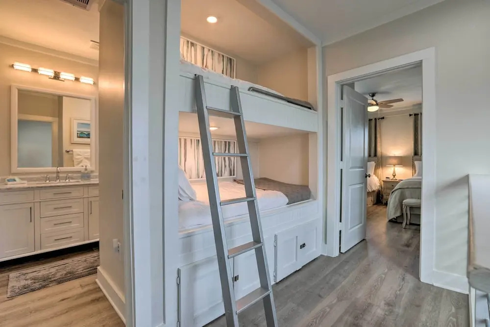 Walk to Beach: Home in Galveston!