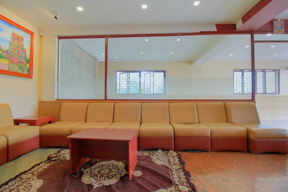 OYO 11585 Hotel Shreenithi