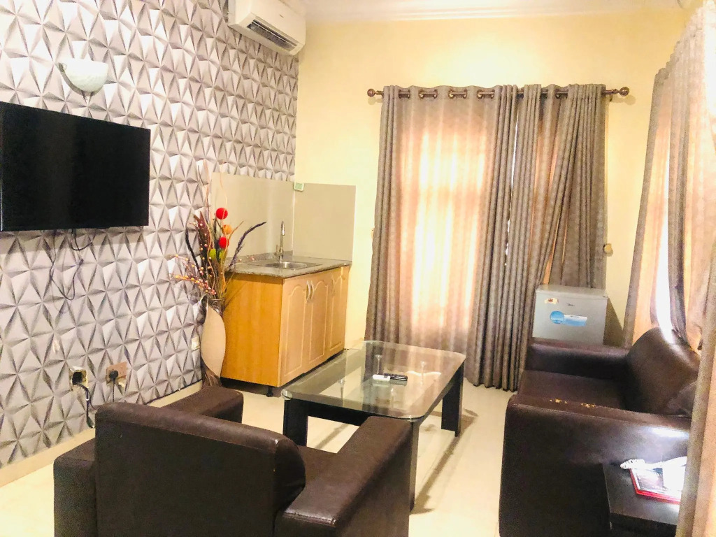 Mayors & Diplomat Suites Opebi