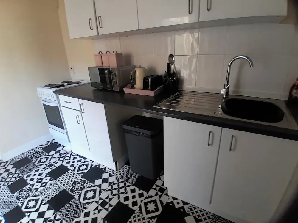 Blackpool - 1-bed Apartment - Sleeps 3 - Pets Allowed Smoking There is a Small Garden