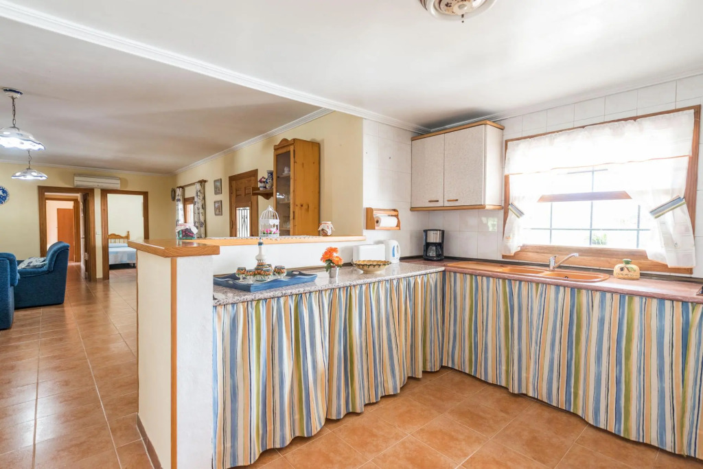 CAN TOMEU - Beautiful villa with private garden and pool in a quiet area. Free WiFi