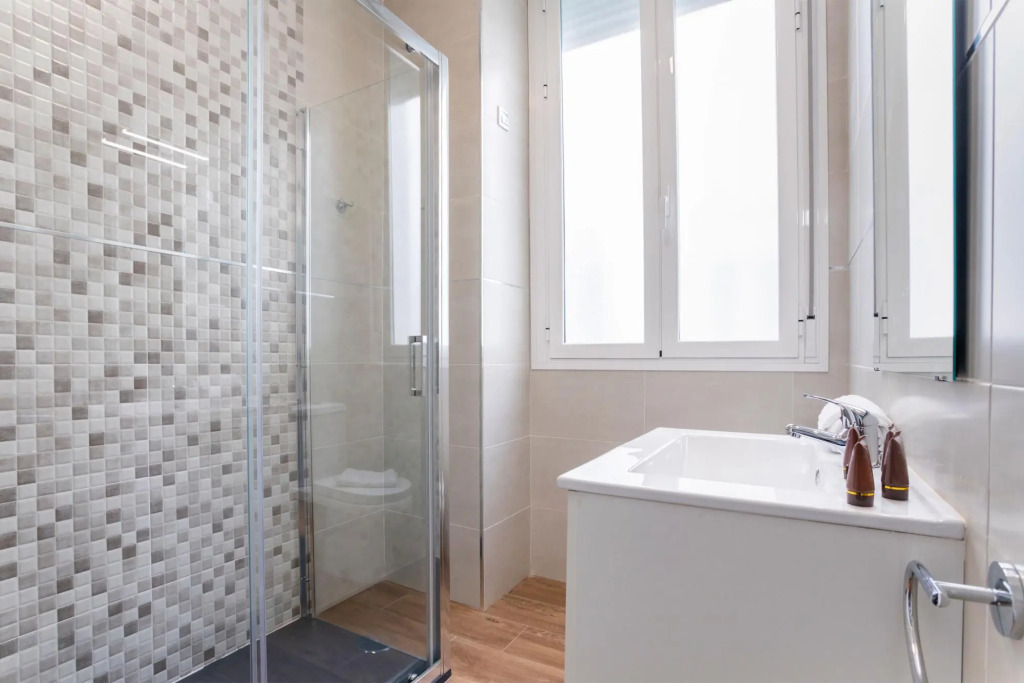 Modern 1 BD Apartment in the City Center Recaredo VII
