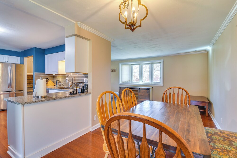 2 Mi to Olde Town! Pet-friendly Haven w/ Sunroom