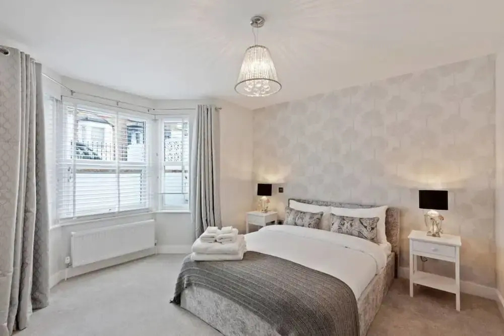 Contemporary 2bed&bath Apt W/patio in North London