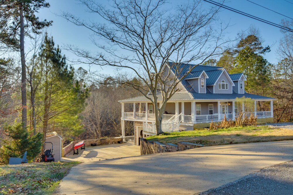 On-site Lake Access: Serene Waterloo Getaway