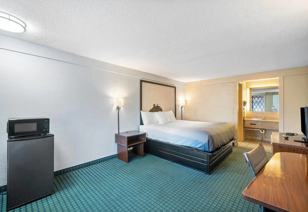 Super 8 by Wyndham Lantana West Palm Beach