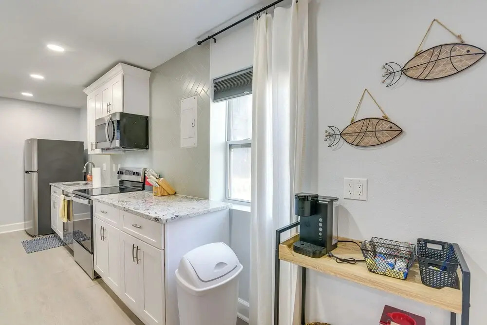 1 Mi to Pleasure Pier: Walkable Home in Galveston