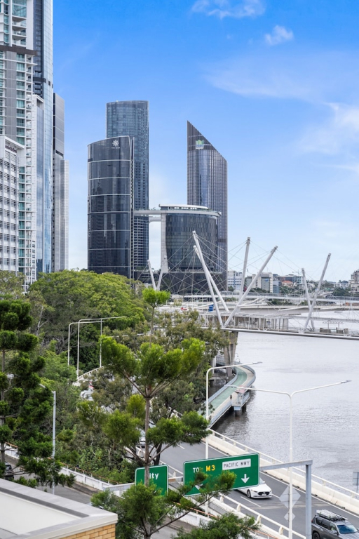 Bright Inner-city Stay Near Roma Street