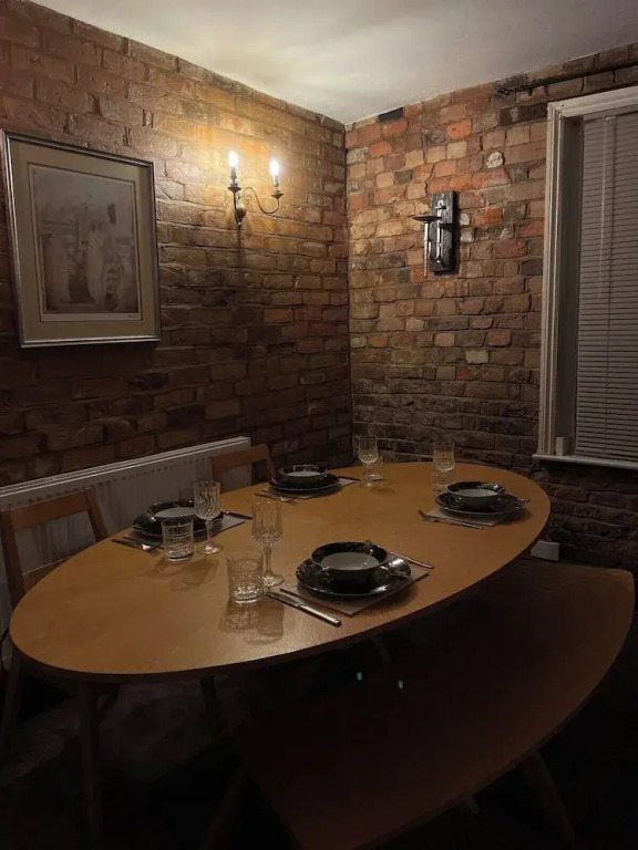 Gloucester - 2 Bed House - Sleeps 7 - Pet Friendly