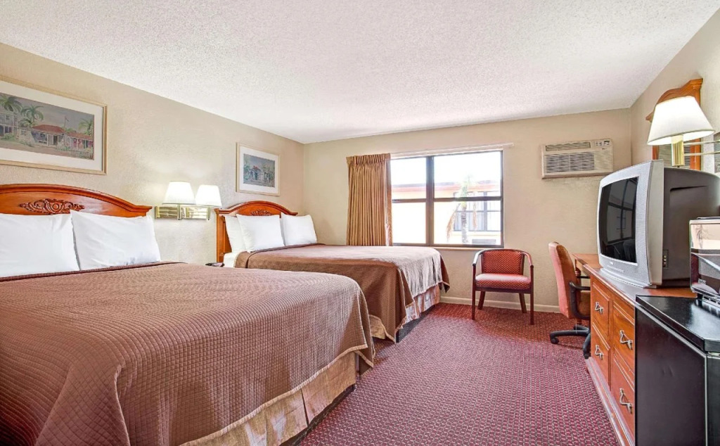 Holiday Inn Express & Suites Tampa Stadium - Airport Area by IHG