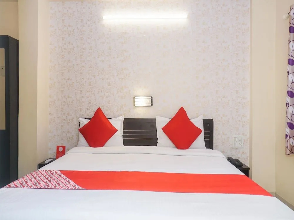 OYO 18497 Eiast Field Hotel
