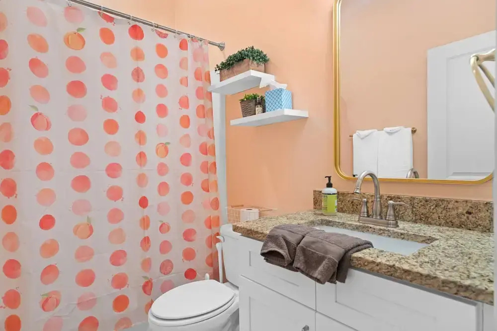 The Peach House- Near Downtown