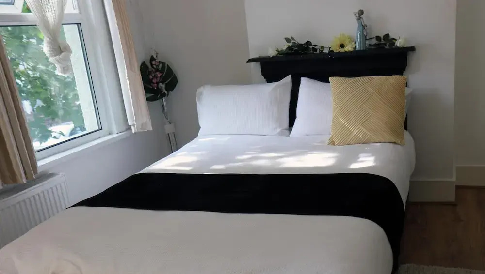 Spacious 4-bed House - Sleeps 5, Garden & Parking