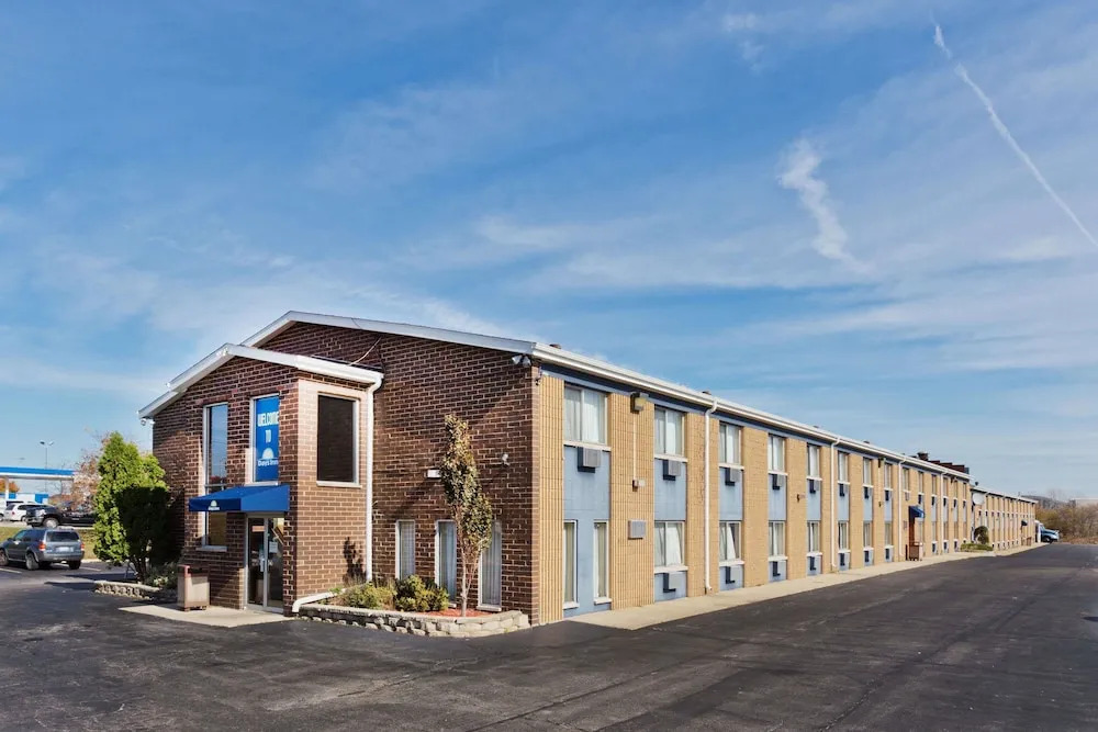 Days Inn by Wyndham Rockford I-90 Walking Distance to Casino