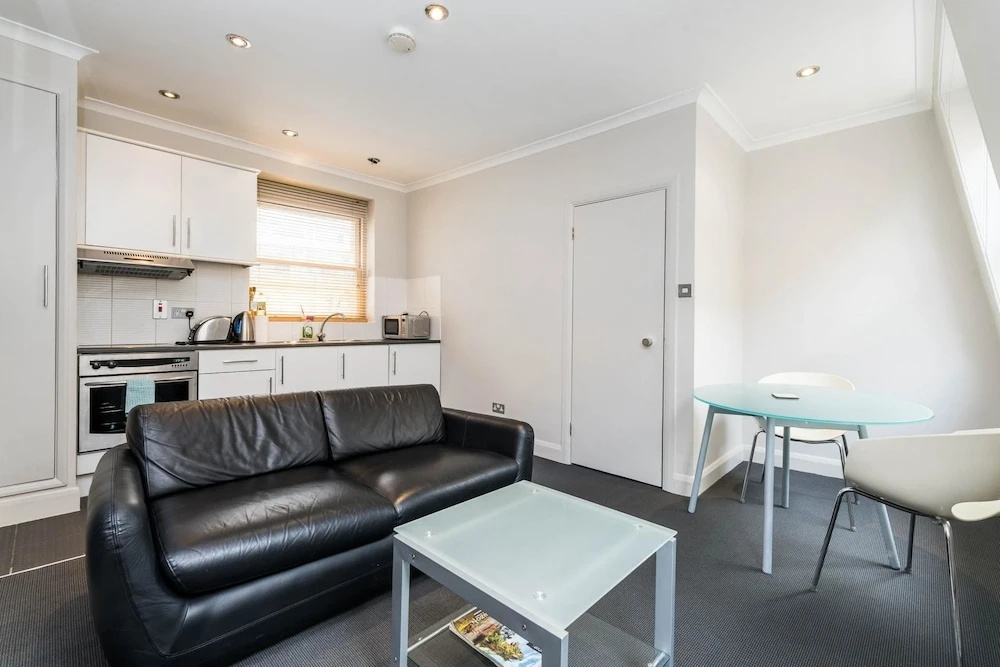 1 Bed Flat in St Paul's the Very Centre of London!