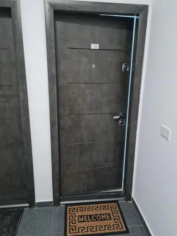Deluxe 2 bedroom apartment with balcony and private parking