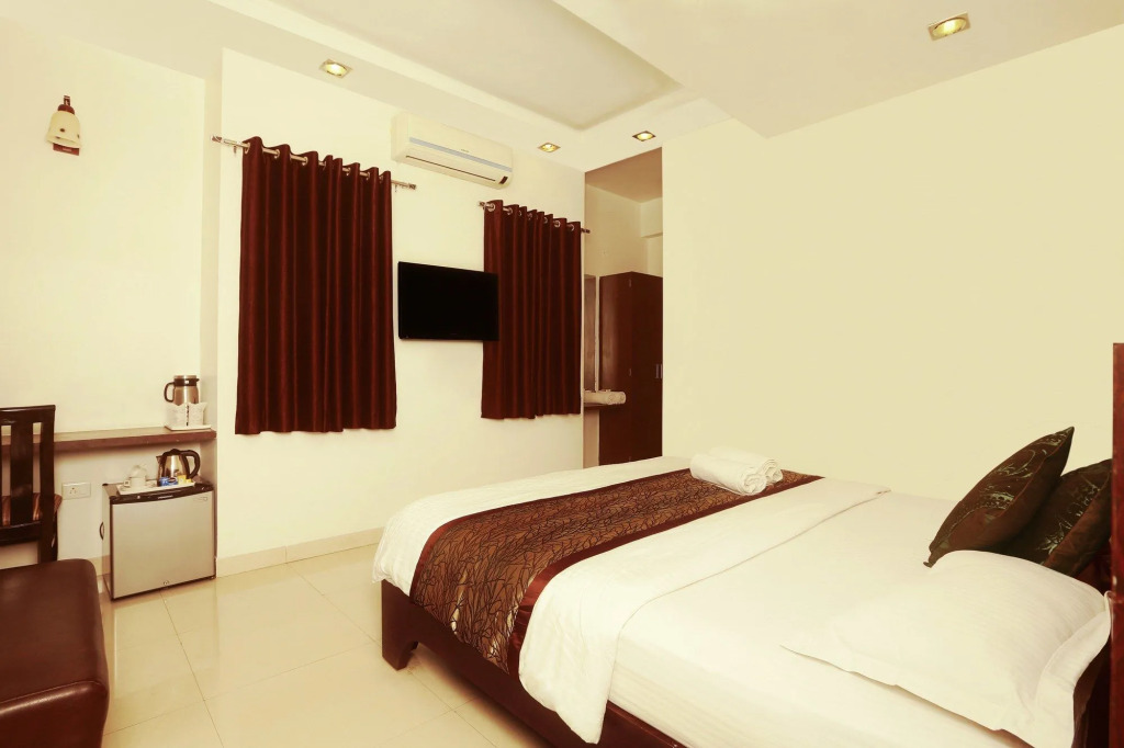Hotel Metropolitan Near Sindhi Camp