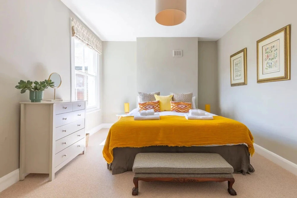 Luxuriously Designed 3 Bedroom Apartment in Clapham