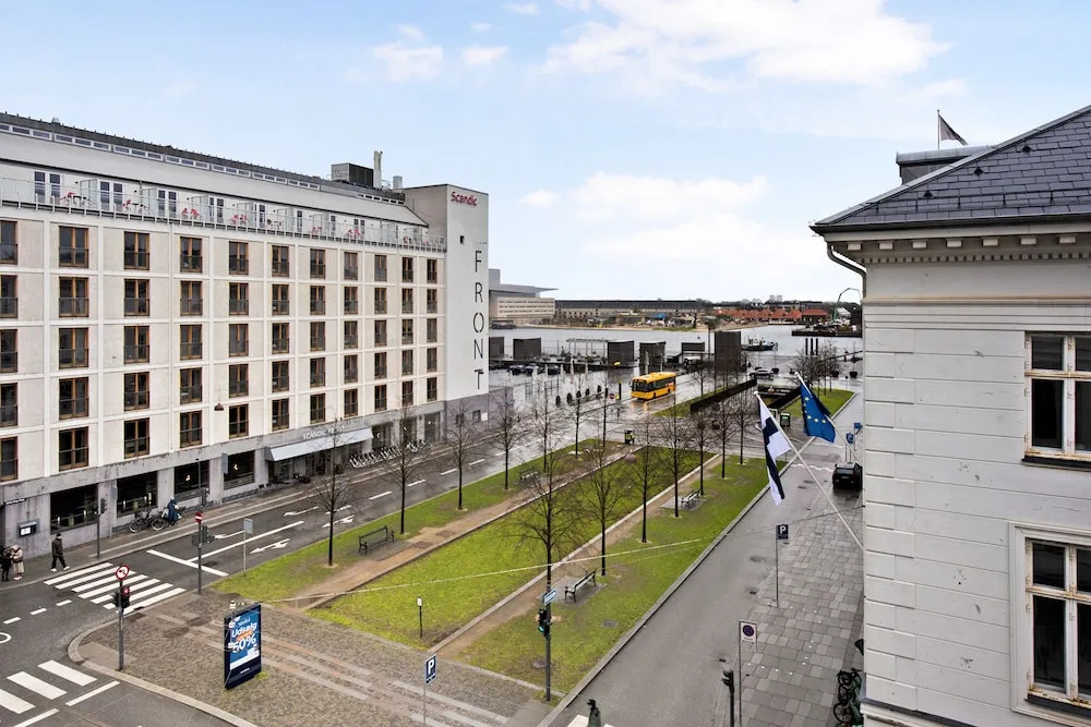Square - Spacious 6-bdr Apt Near Nyhavn