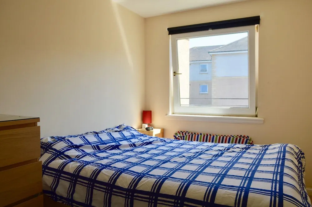 Modern Two Bedroom Flat in Leith