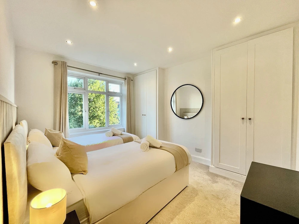 Stylish 3-bed House in Hornchurch - Free Parking
