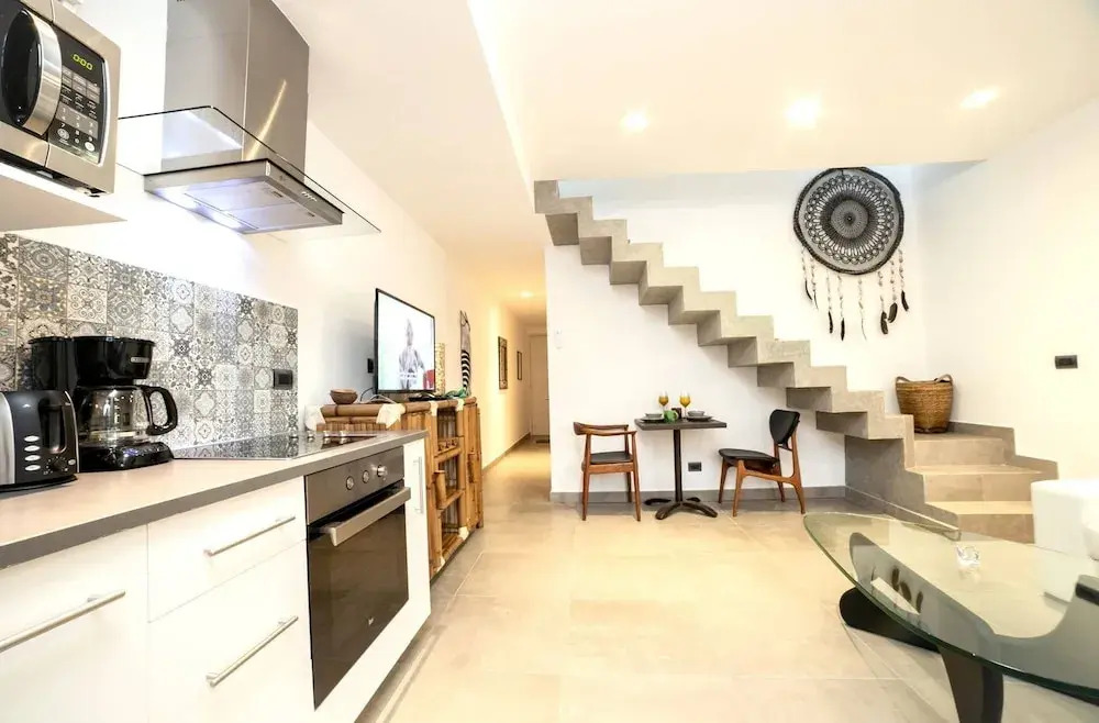 Beautiful Penthouse for 2 With Private Patio and Common Pool in the Building