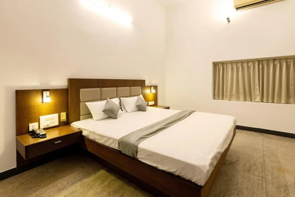 Hotel Paramount Suites & Service Apartments