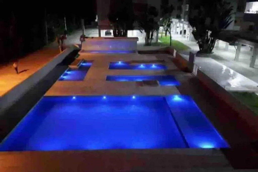 S02 Apto Ubatuba 3 min da praia, c/ piscinas, salão jogos, campo fut, playground, etc..