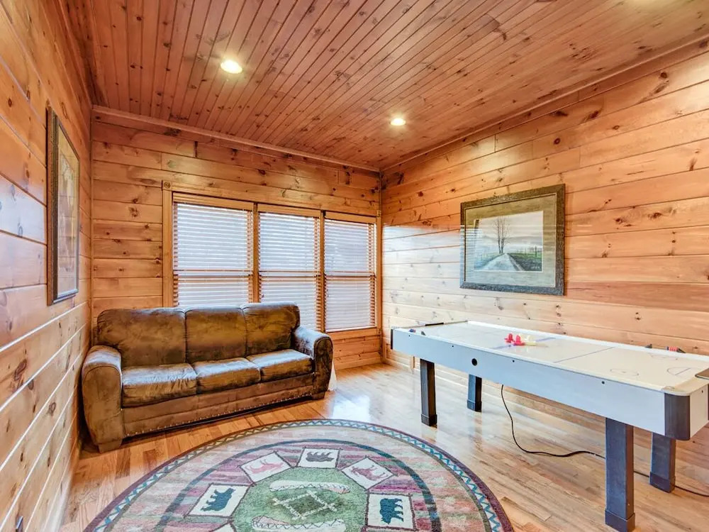 The Great Escape II 5 Bedroom Mountain View Home with Hot Tub
