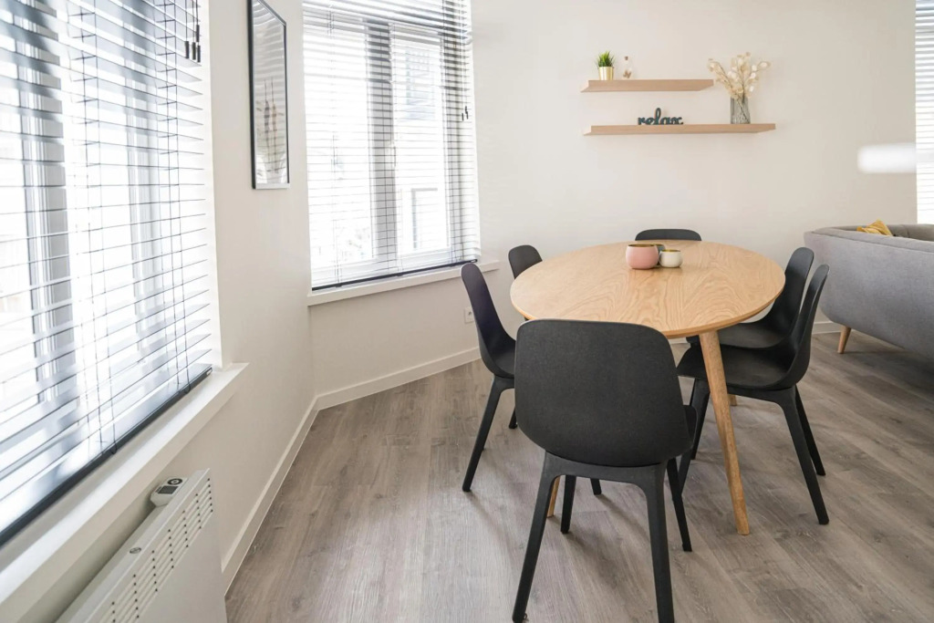 ETAGE 2 - appartement in centrum, 300m van zee mét parking