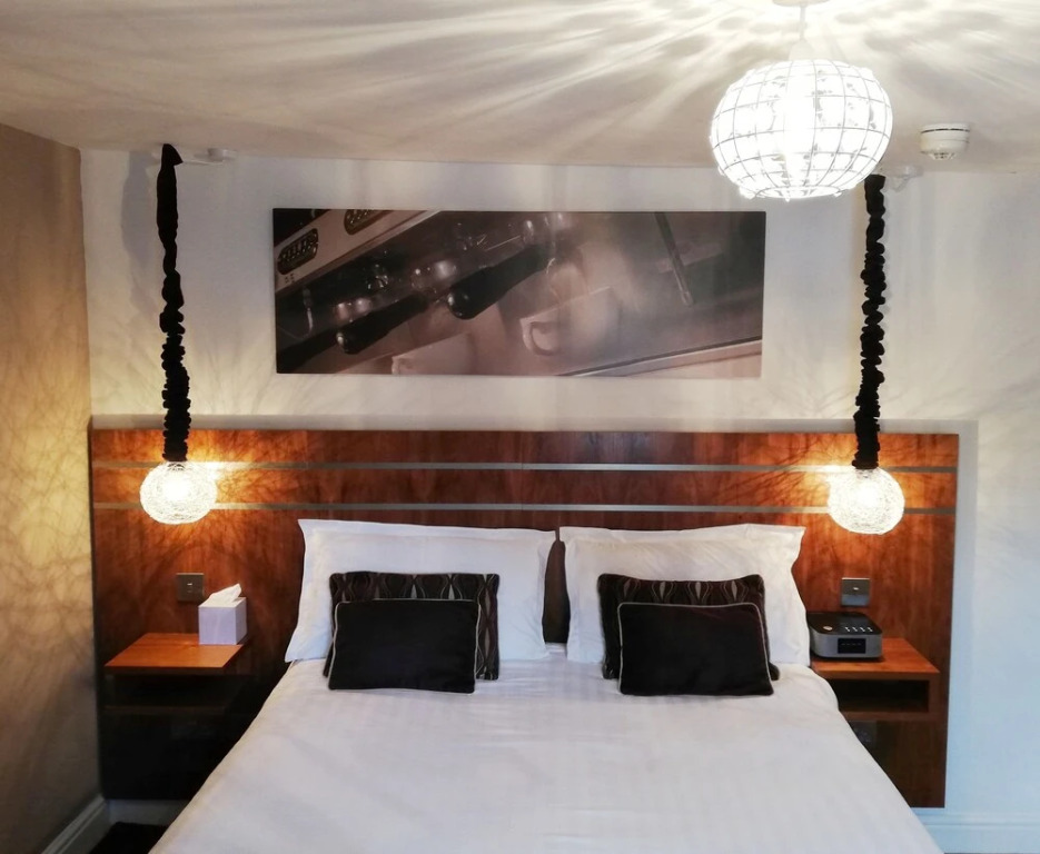 Rooms at the Apple Pie