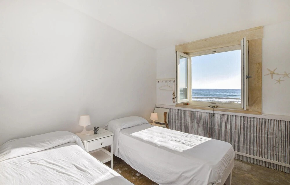 3 Bedroom Beach Front Home In Siracusa
