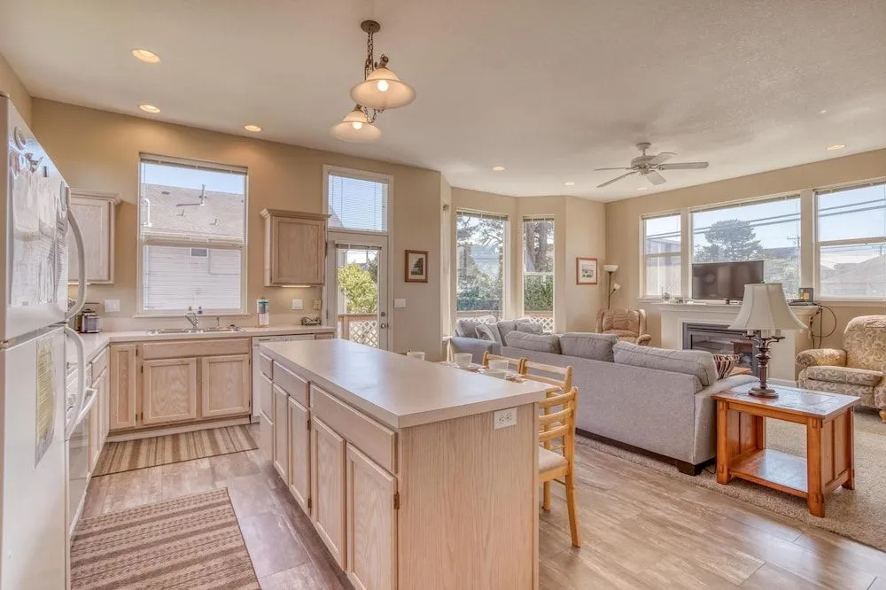 Cozy Gathering Space and Sparkling Amenities - Charming Seaside Haven