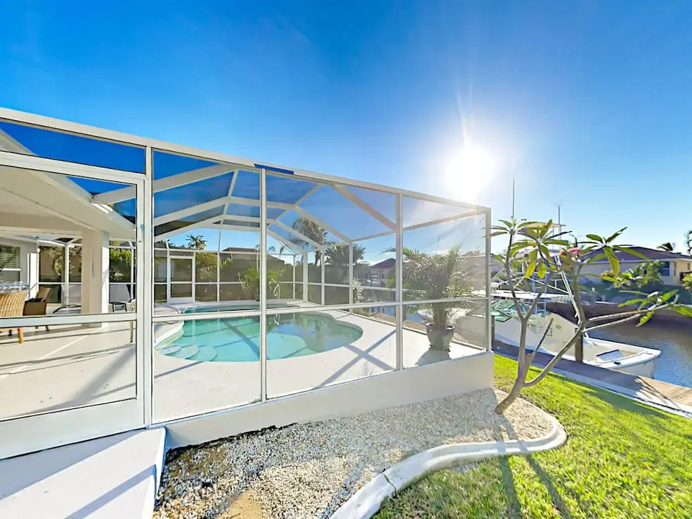 Chic Canalfront - 4 Br Home