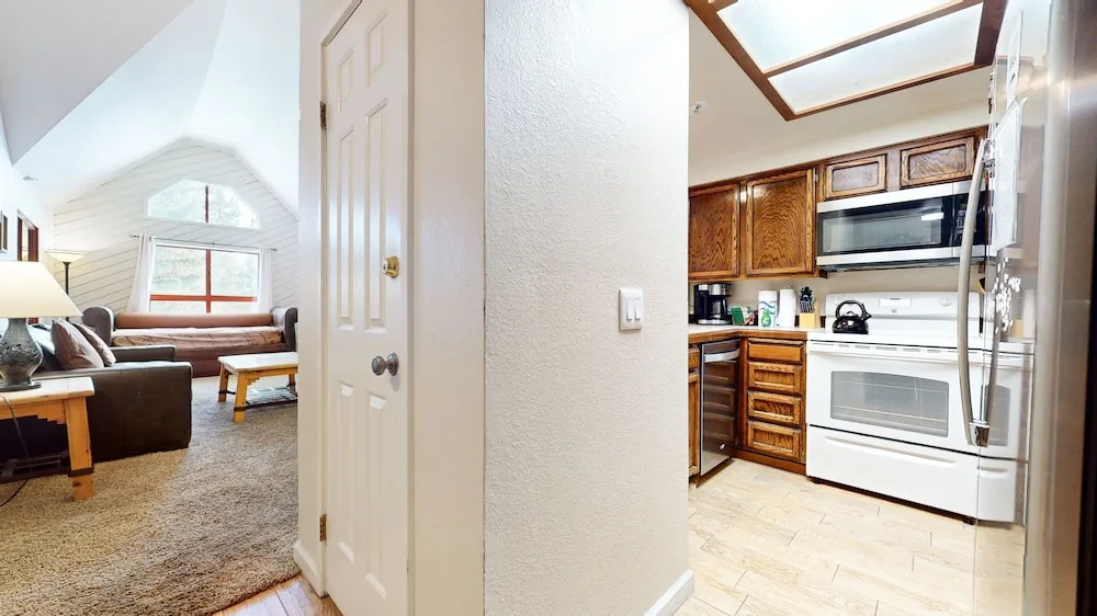 Aspen Creek 311 Walk to Eagle Lodge, Log Burning Fireplace, Great Complex Amenities by RedAwning