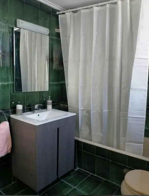 Comfortable 4th fl flat ideal for up to 8 people