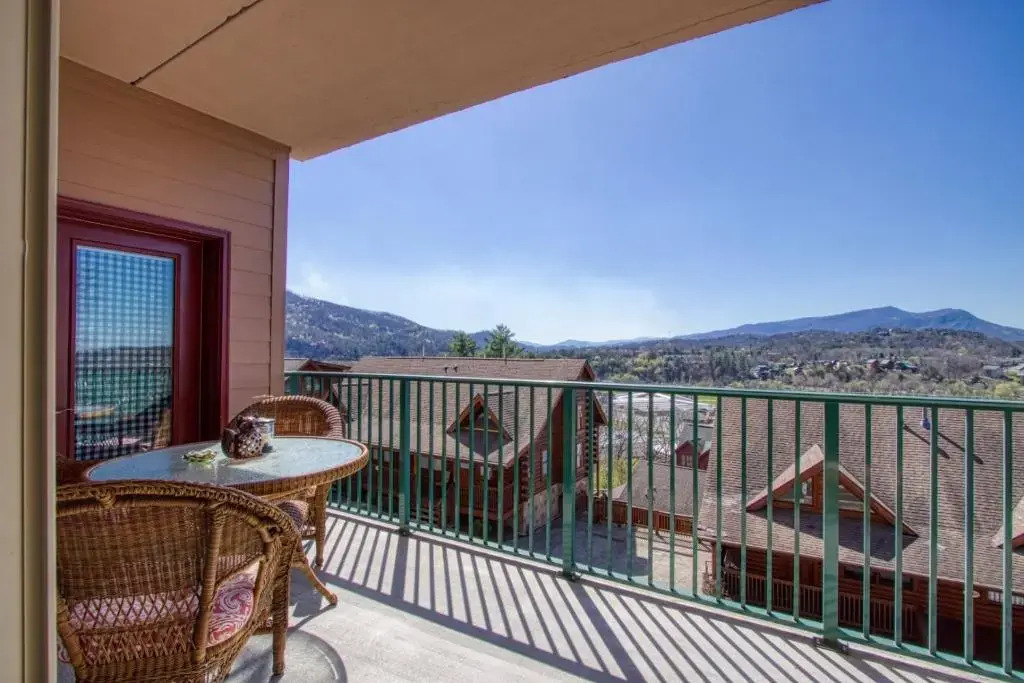 Gorgeous 2BD 2BTH Condo with Mountain Views Pool Hot Tub Game Room Close to Parkway