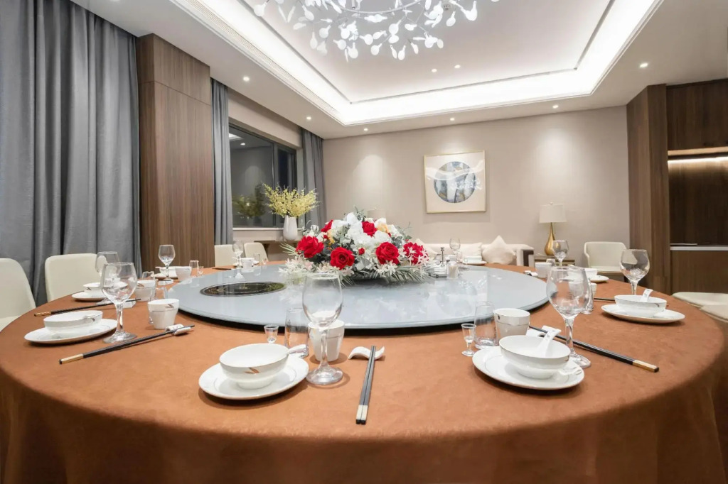 Luzhou Century Hotel (BBK Plaza Xintiandi)