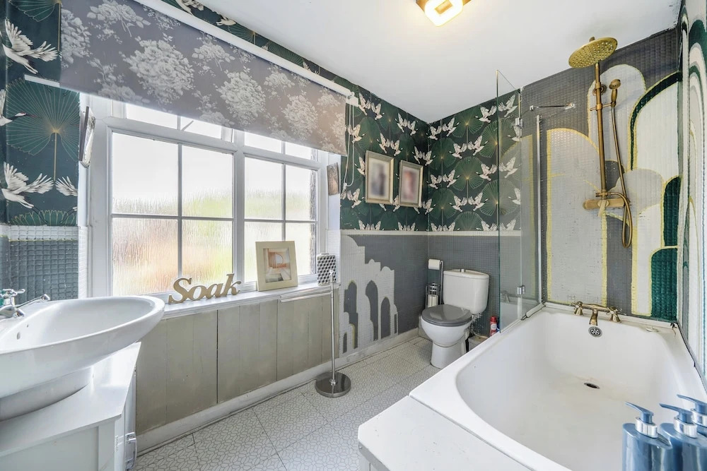 Hebden Bridge - House - Sleeps 8 - Pet Friendly