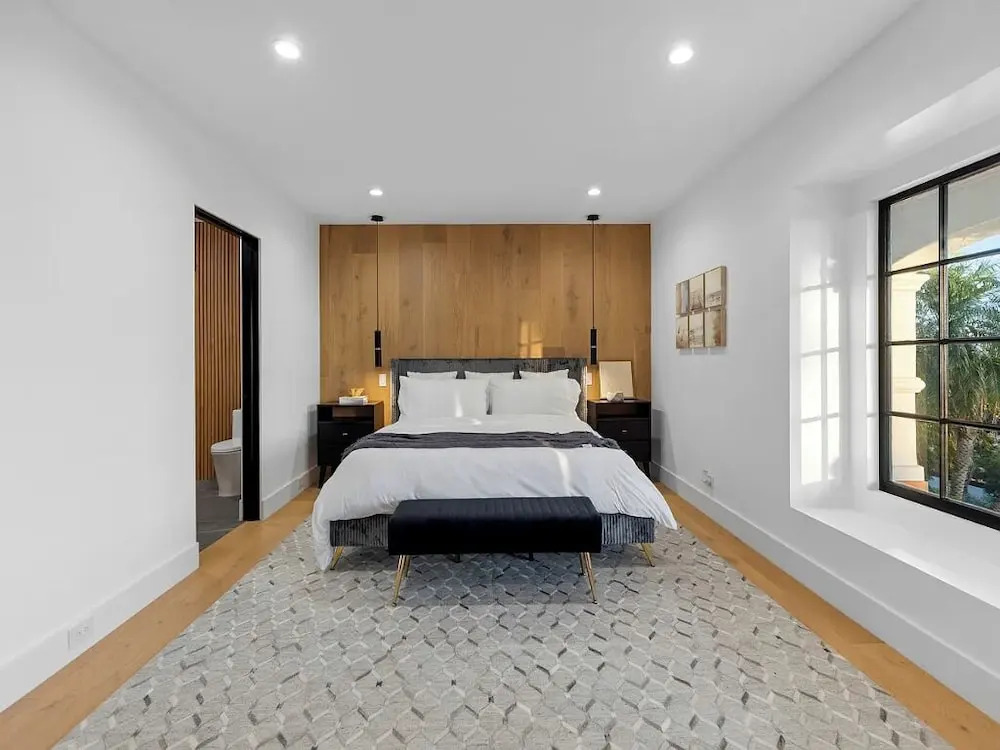 Villa Costera - Tree-lined Tranquility: 3-level Entertainer's Dream