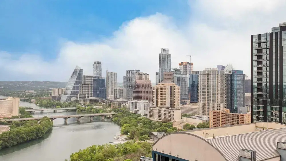 The Emma Penthouse 29th Floor + Incredible Views Rooftop Pool & Gym 1 Block to Rainey Street Avantstay