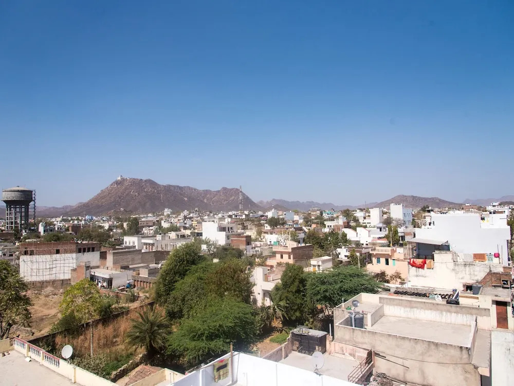 OYO 12250 Home Kesar Vilas near Trident Udaivilas