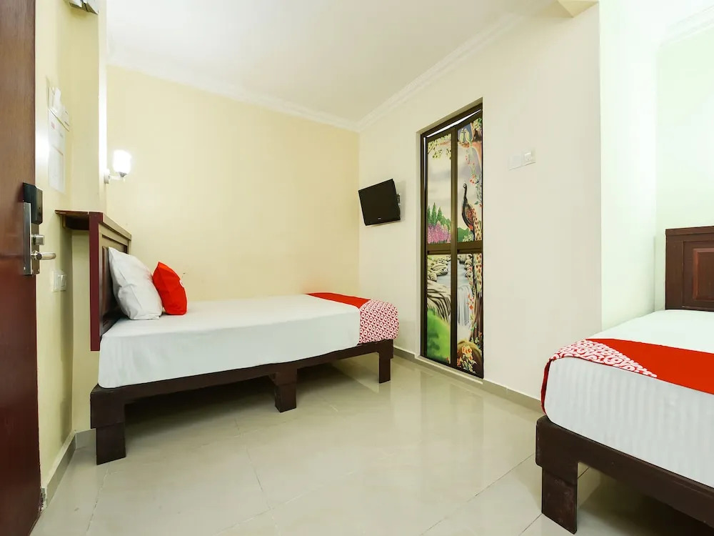 Super OYO 90562 J Hotel PJ