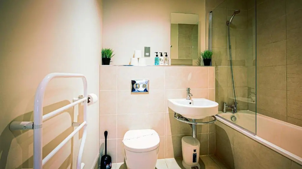 Superb City Center 1 or 2 BR Apts King Bed
