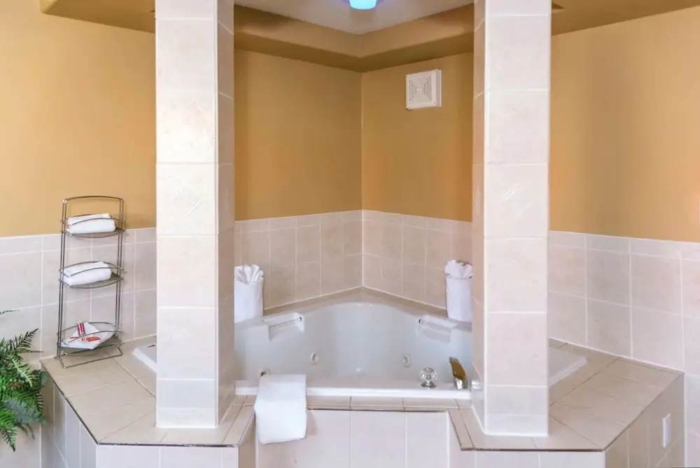 Econo Lodge Inn & Suites