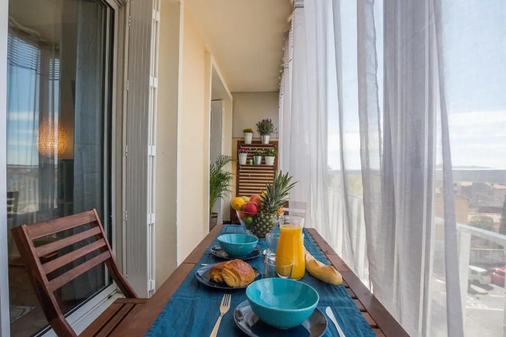 T2 avec loggia fleurie et ensoleillée