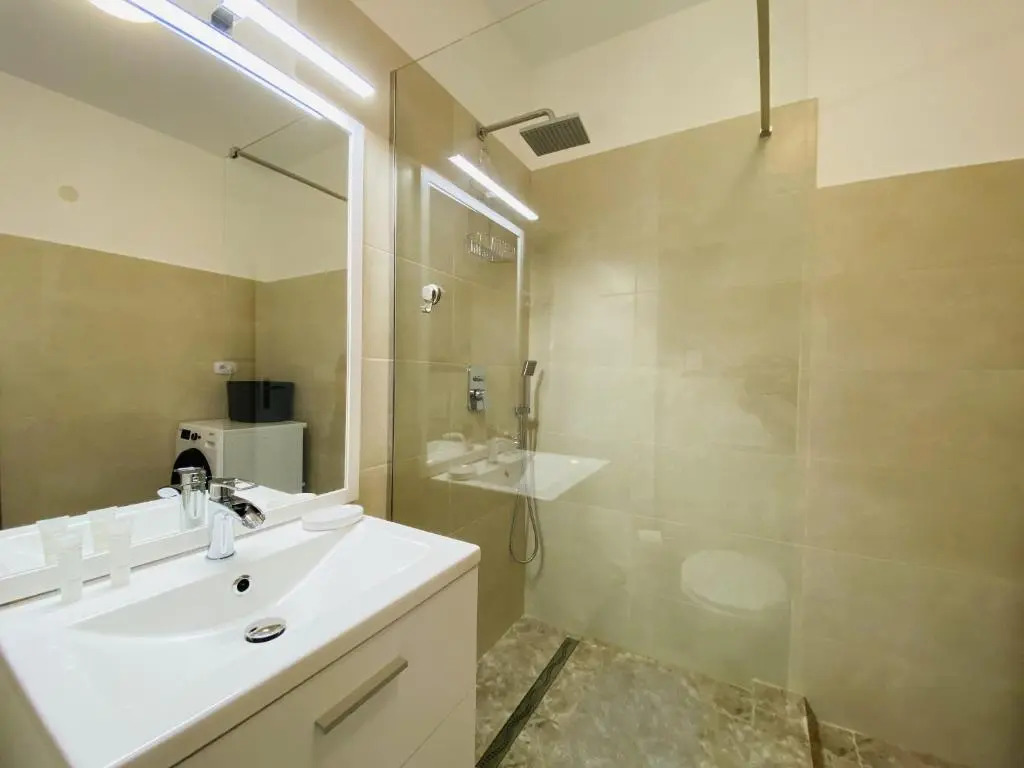 Deluxe Apartment with balcony and private parking in Colvmna Residence